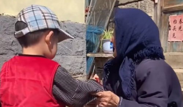 老头老太电梯活春视频,老夫妻的私密瞬间引发社会热议